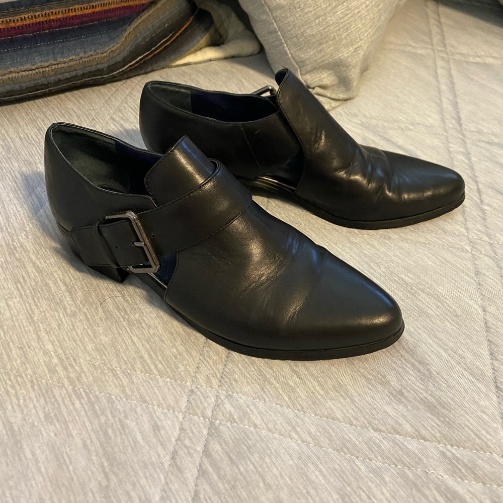 TAHARI Lemaire Black with Buckle Slip on for any occasion